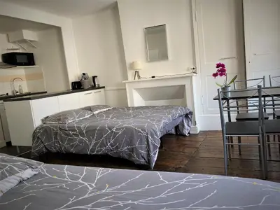 Un ou plusieurs lits dans un hébergement de l'établissement STUDIO double dans centre de LIMOGES WIFI