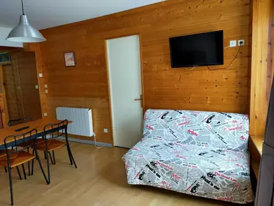 Télévision ou salle de divertissement dans l'établissement Agréable appartement de 48 m² en RDC