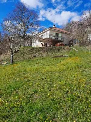 Jardin de l'établissement Les coteaux de Planèze, idéal déplacement pro