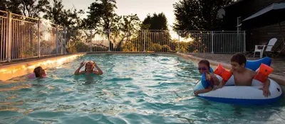 Piscine de l'établissement '' Gite Q'uatre '' Charlannes ou située à proximité