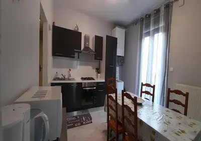 Cuisine ou kitchenette dans l'établissement Meublé 2 chambres Wifi balcon 52m2 Centre La Bourboule