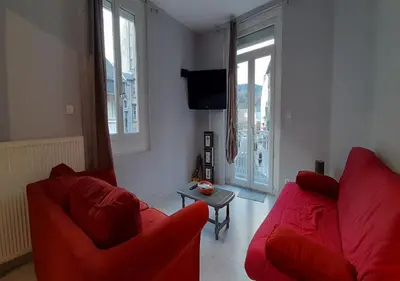 Coin salon dans l'établissement Meublé 2 chambres Wifi balcon 52m2 Centre La Bourboule