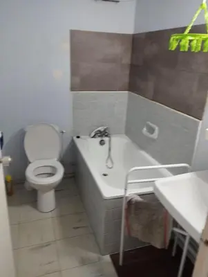 Salle de bains dans l'établissement bel appartement du sancy