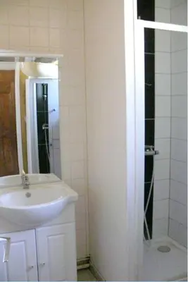 Salle de bains dans l'établissement Maison confortable sur jardin clôturé à Marcillac-la-Croisille