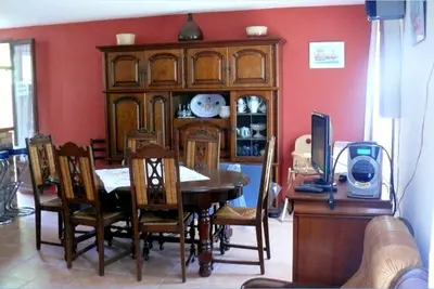 Télévision ou salle de divertissement dans l'établissement Maison confortable sur jardin clôturé à Marcillac-la-Croisille