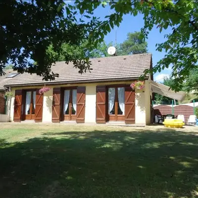 Maison confortable sur jardin clôturé à Marcillac-la-Croisille
