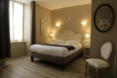 Un ou plusieurs lits dans un hébergement de l'établissement HOSTELLERIE LA BRUYERE