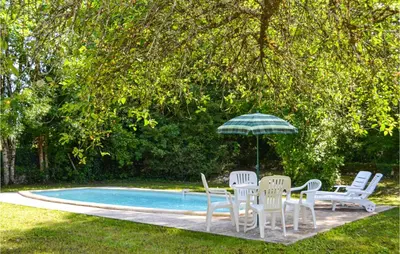 Piscine de l'établissement 4 Bedroom Cozy Home In Saint Rabier ou située à proximité