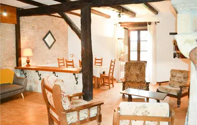 Coin salon dans l'établissement 4 Bedroom Cozy Home In Saint Rabier