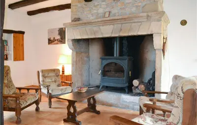 Coin salon dans l'établissement 4 Bedroom Cozy Home In Saint Rabier