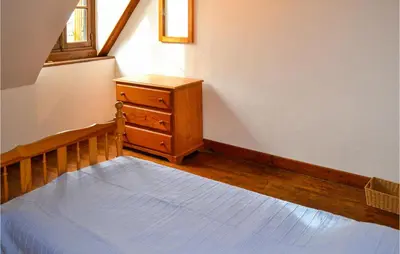 Un ou plusieurs lits dans un hébergement de l'établissement 4 Bedroom Cozy Home In Saint Rabier