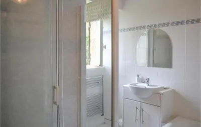 Salle de bains dans l'établissement 4 Bedroom Cozy Home In Saint Rabier
