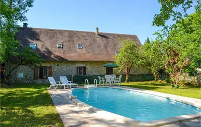 Piscine de l'établissement 4 Bedroom Cozy Home In Saint Rabier ou située à proximité