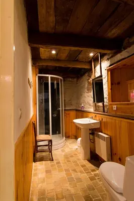 Salle de bains dans l'établissement Gite E'table Charlannes