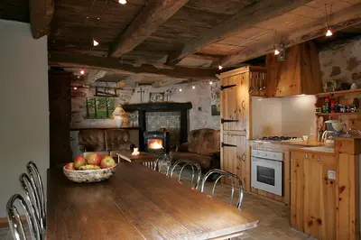 Cuisine ou kitchenette dans l'établissement Gite E'table Charlannes