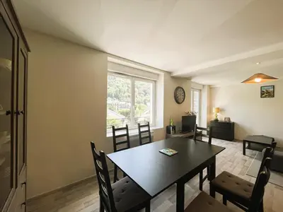 Coin salon dans l'établissement T2 BIS rénové au Mont-Dore avec wifi proche des Thermes - FR-1-608-12