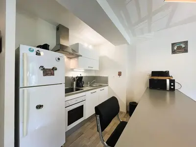 Cuisine ou kitchenette dans l'établissement T2 BIS rénové au Mont-Dore avec wifi proche des Thermes - FR-1-608-12