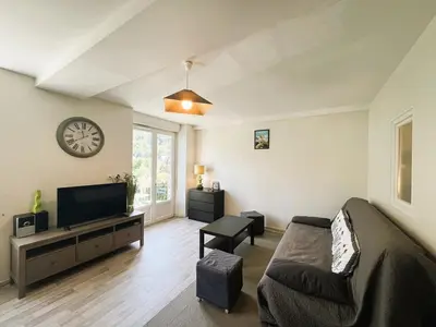 Coin salon dans l'établissement T2 BIS rénové au Mont-Dore avec wifi proche des Thermes - FR-1-608-12