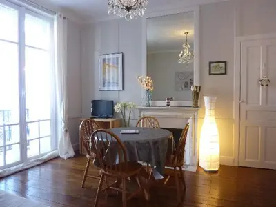Coin salon dans l'établissement Bel appartement T1 avec balcon en centre ville du Mont-Dore - FR-1-608-38