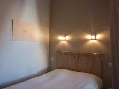 Un ou plusieurs lits dans un hébergement de l'établissement Bel appartement T1 avec balcon en centre ville du Mont-Dore - FR-1-608-38