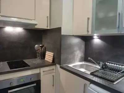 Cuisine ou kitchenette dans l'établissement Bel appartement T1 avec balcon en centre ville du Mont-Dore - FR-1-608-38