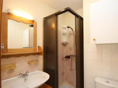 Salle de bains dans l'établissement Mont-Dore Studio avec Terrasse, Parking et Wifi - FR-1-608-55