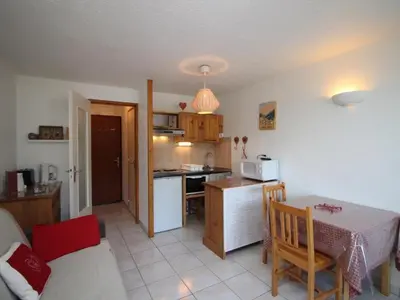 Cuisine ou kitchenette dans l'établissement Mont-Dore Studio avec Terrasse, Parking et Wifi - FR-1-608-55
