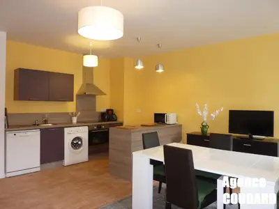 Cuisine ou kitchenette dans l'établissement Mont-Dore: Bel T3 Rénové au Centre avec WiFi - FR-1-608-22