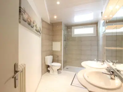 Salle de bains dans l'établissement Mont-Dore : Charmant T2 en Rez-de-Jardin, Animaux Acceptés - FR-1-608-59
