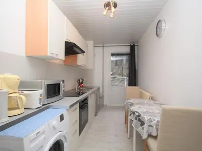 Cuisine ou kitchenette dans l'établissement Mont-Dore : Charmant T2 en Rez-de-Jardin, Animaux Acceptés - FR-1-608-59