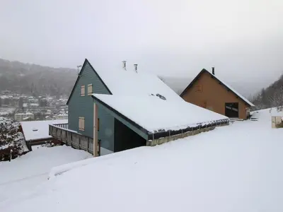 Plan de l'établissement Chalet mitoyen avec terrasse, 2 chambres, parking privé - FR-1-608-65