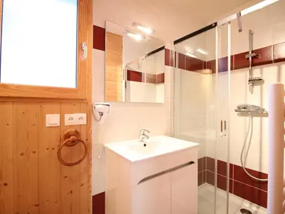 Plan de l'établissement Chalet mitoyen avec terrasse, 2 chambres, parking privé - FR-1-608-65
