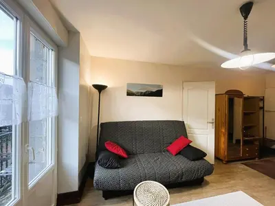 Coin salon dans l'établissement Bel appartement T2 en centre avec balcon, wifi, pour 4 pers. - FR-1-608-57
