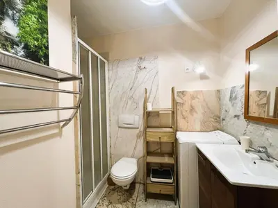 Salle de bains dans l'établissement Bel appartement T2 en centre avec balcon, wifi, pour 4 pers. - FR-1-608-57