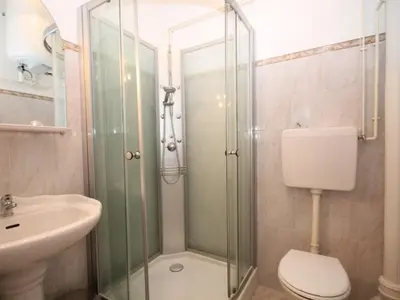 Salle de bains dans l'établissement Charmant T1 au Mont-Dore face aux Thermes, tout équipé, 4 pers. - FR-1-608-60