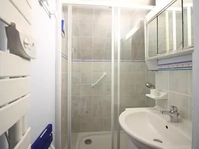 Salle de bains dans l'établissement Duplex T3 avec terrasse et garage, WiFi, pour 6 personnes au Mont-Dore - FR-1-608-72