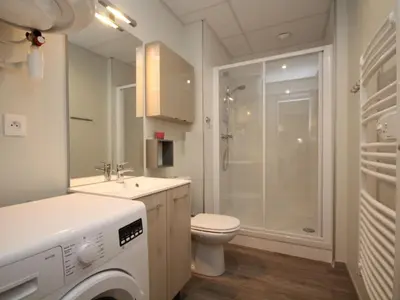 Salle de bains dans l'établissement Charmant T2 hyper centre Mont-Dore avec WIFI - FR-1-608-63