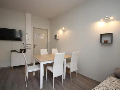 Télévision ou salle de divertissement dans l'établissement Charmant T2 hyper centre Mont-Dore avec WIFI - FR-1-608-63