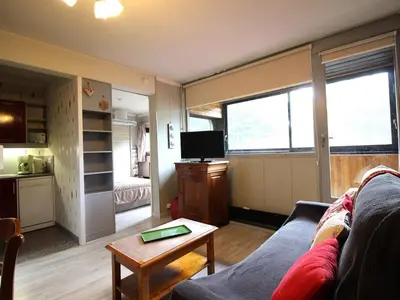 Télévision ou salle de divertissement dans l'établissement Appartement T2 au Mont Dore avec Balcon et WIFI - FR-1-608-58