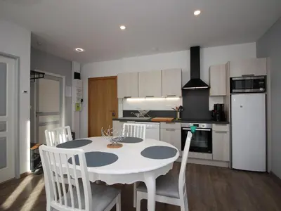 Cuisine ou kitchenette dans l'établissement Appartement T3 Confortable avec Parking et WiFi au Mont-Dore - FR-1-608-87