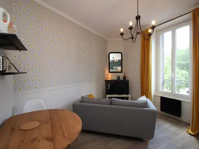 Coin salon dans l'établissement Agréable T2 bis au Mont-Dore, accepte animaux, vue superbe, hyper-centre - FR-1-608-89
