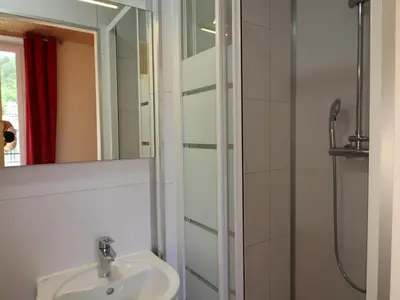 Salle de bains dans l'établissement Agréable T2 bis au Mont-Dore, accepte animaux, vue superbe, hyper-centre - FR-1-608-89