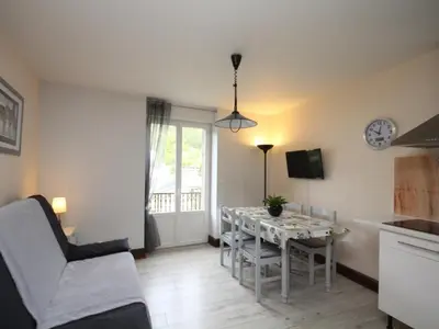 Télévision ou salle de divertissement dans l'établissement Mont-Dore T2 avec balcon et accès WIFI pour 4 personnes - FR-1-608-86