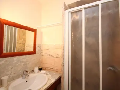 Salle de bains dans l'établissement Mont-Dore T2 avec balcon et accès WIFI pour 4 personnes - FR-1-608-86