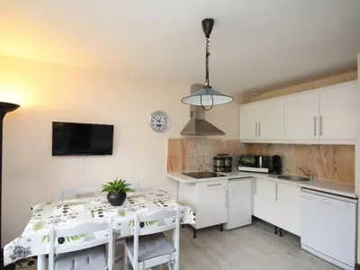 Cuisine ou kitchenette dans l'établissement Mont-Dore T2 avec balcon et accès WIFI pour 4 personnes - FR-1-608-86