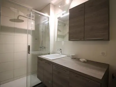 Salle de bains dans l'établissement Mont-Dore: T2 avec Balcon, Parking Couvert, 4 pers. - FR-1-608-109