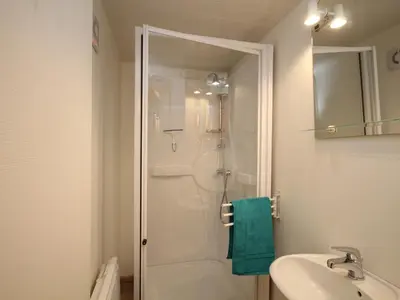 Salle de bains dans l'établissement LE MONT DORE - Appartement T3 près de l'hyper centre - FR-1-608-84