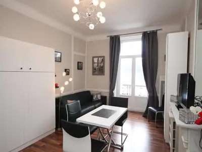 Télévision ou salle de divertissement dans l'établissement Studio rénové avec WiFi - Centre Mont Dore - FR-1-608-105