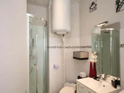 Salle de bains dans l'établissement Studio rénové avec WiFi - Centre Mont Dore - FR-1-608-105