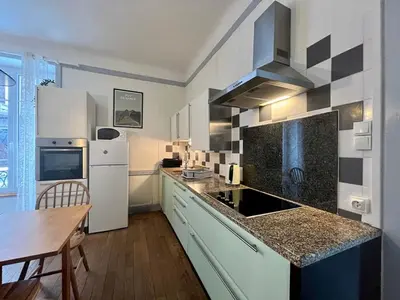 Cuisine ou kitchenette dans l'établissement Mont Dore : Charmant T2 au Calme avec WiFi - FR-1-608-104
